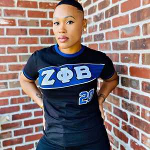 T-shirt Premium Zeta Phi Beta en Jersey Noir avec Broderie Bleue Lettres Grecques pour Femme Coupe Sportive Tenue Décontractée - Product Image 2