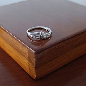 Anillo de Zirconia Cúbica Estilo Vintage Revalia Vms115, Anillo Elegante y Clásico para Mujer, Regalo de Boda o Compromiso, Joyería Fina - Product Image 1