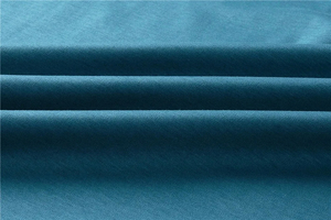 เสื้อกอล์ฟผู้ชาย OEM สีพื้นเรียบ ปักโลโก้ได้ตามสั่ง แขนสั้น ระบายอากาศดี คอวี ผ้าเจอร์ซีย์คุณภาพสูง น้ำหนัก 180 กรัม - Product Image 5