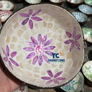 Tazones de Cáscara de Coco Ecológicos Más Vendidos, Venta al por Mayor, Hechos a Mano, con Patrón Floral Morado, de Vietnam, al Mejor Precio - Product Image 1