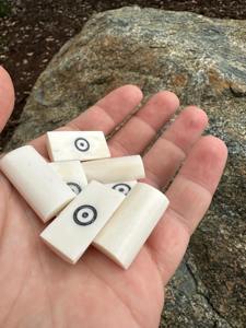 Dés à jouer professionnels en os sculptés à la main, polyédriques, pour jeux de table haut de gamme, dés de jeu personnalisables avec logo, accessoire de vente en gros - Product Image 6