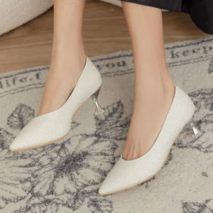 Chaussures de mariée de luxe à bout pointu avec talons fins, dessus en tissu pailleté et doublure de talon rembourrée - Product Image 1
