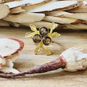 Anillo botánico de latón con cuarzo ahumado, estilo floral vintage, inspirado en la naturaleza, con textura de hoja, chapado en oro, venta al por mayor, anillo para mujer. - Product Image 1