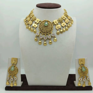Conjunto de collar choker tradicional chapado en oro con diseño Kundan Polki de piedra verde y pendientes a juego para novias - Product Image 1