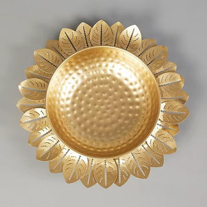Bol à bougie en métal de style vintage avec finition vieillie pour décoration rustique et utilisation comme porte-bougie - Product Image 1
