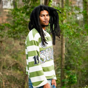 เสื้อโปโลผู้ชายแบบสั่งทำ OEM ทรงหลวม ตกแต่งลูกปัด ปักลายเรียบหรู สีตัดต่อ - Product Image 2