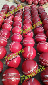 2025 Cosido a mano Cuero Rojo 4,5 oz. Pelotas DE CRICKET - Product Image 4