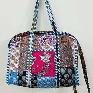 Grand sac de voyage matelassé bohème en coton imprimé, fait main, coloré, avec deux anses, style mode, idéal pour les voyages - Product Image 1