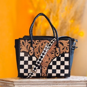 Bolso Cruzado de Cuero Genuino Venus Leathers, Estilo Western, Hecho a Mano, con Patrón de Letras y Flores, Cierre de Cremallera, 45-55cm, ¡Gran Venta! - Product Image 1