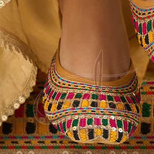 Calzado Khussa con Estampado Moderno y Antideslizante, Parte Superior de Cuero Sintético, con Opciones Personalizables para Uso Diario - Product Image 6