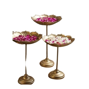 Juego de Cuencos de Metal con Forma de Loto Tradicional Indio con Soporte Largo para Decoración de Mesa en Bodas y el Festival Diwali - Product Image 1