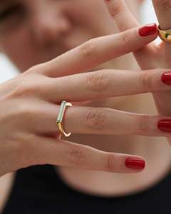 Anillo floral chapado en oro de 14k con corte esmeralda y engaste de puntas - Product Image 4