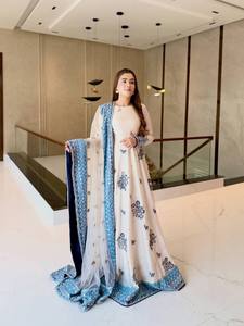 Salwar Kameez noir en rayonne pour femme avec broderie florale rose, tenue décontractée traditionnelle, coupe régulière, longueur cheville, Inde Pakistan - Product Image 1