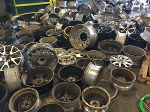 Venta al por mayor de chatarra de ruedas de coche de aleación de aluminio plateado blanco, de alta pureza (99.9%), grado AA, para uso industrial y exportación. - Product Image 5