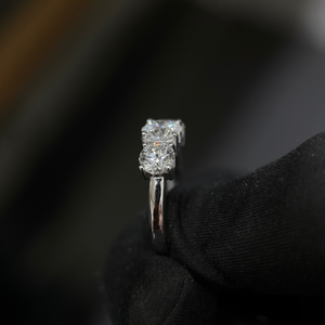 Anillo de Diamantes Redondos Cultivados en Laboratorio, Tres Piedras, 1.50 Ct en el Centro con 0.65 Ct en Cada Lado, Oro de 14K, Certificado IGI, Anillo de Compromiso/Boda - Product Image 3