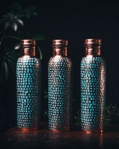 Bouteille d'eau en cuivre martelé, design patine turquoise, ensemble de vaisselle métallique artisanale, gourde ayurvédique anti-fuite pour la santé - Product Image 1