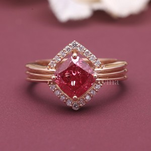Bague en saphir rose taille coussin, or jaune/blanc et rose 18 carats, avec halo de diamants, pour femme, fiançailles, mariage, joaillerie fine - Product Image 1