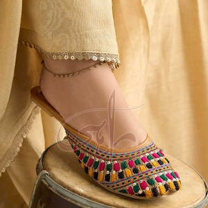 Calzado Khussa con Estampado Moderno y Antideslizante, Parte Superior de Cuero Sintético, con Opciones Personalizables para Uso Diario - Product Image 4