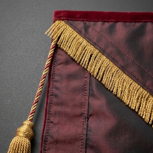 Delantal Masónico de Lujo de 32.º Grado en Cuero con Borlas Bordadas en Terciopelo Rojo y Dorado, Personalizado con Águila de Dos Cabezas - Product Image 6