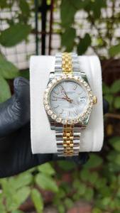 Montre de luxe de qualité supérieure, couleur or, avec diamants et index brillants, idéale pour les soirées. Disponible à la vente. - Product Image 3