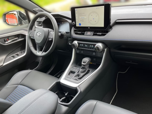 Toyota RAV4 Hybride SUV, intérieur en cuir bicolore, hayon électrique, voiture familiale économique en carburant - Product Image 3