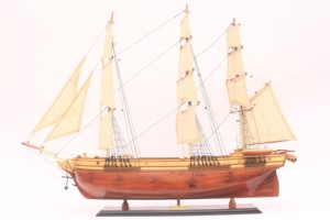 Modèle de bateau à voile en bois peint à la main ROCKINGHAM - Origine Vietnam - Décoration d'intérieur - Product Image 2