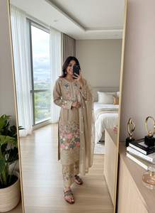 Último modelo de traje Salwar Kameez para mujer, en seda Chinon pesada con bordado elaborado, lentejuelas y pedrería hecha a mano. - Product Image 4