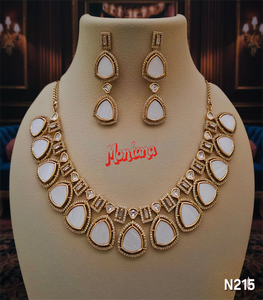 Vente en gros du collier et pendentif en plaqué or antique avec nacre, le plus vendu, à prix raisonnable - Product Image 1