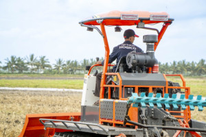 รถแทรกเตอร์ตีนตะขาบยางสำหรับการเกษตร HOGICO HG-80VN 80 แรงม้า ทนทาน ใหม่ 100% พร้อมฟังก์ชัน 3 in 1 ประสิทธิภาพสูง ขายดี - Product Image 6