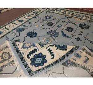 พรมอูชักสไตล์วินเทจสมัยใหม่ ลายพฤกษศาสตร์ทั่วทั้งผืน ดีไซน์ดอกไม้และรูปทรงเรขาคณิต ทำจากขนสัตว์ สีฟ้าพาสเทลและสีขาว - Product Image 2