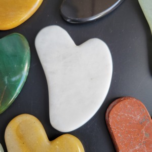 Gua Sha de Ágata Natural Pulida en Forma de Corazón, Tallada a Mano, Premium, Más Vendida, para Masaje Facial, Rejuvenecimiento de la Piel y Anticelulitis - Product Image 4
