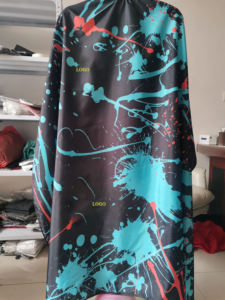 IKZARSA Cape de Coiffure Professionnelle Imprimé Camouflage Bleu en Polyester Résistant à l'Eau pour Salon et Barbier 140x160cm - Product Image 6
