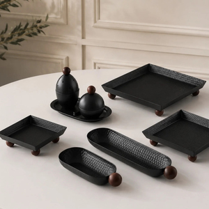 Ensemble de coupelles et de plateaux en métal blanc sculptural avec des accents uniques à nervures côtelées pour servir des aliments et décorer - Product Image 5