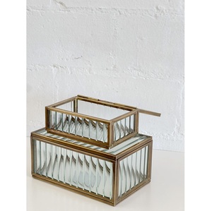 Organisateur d'accessoires moderne, boîte à bijoux en verre avec cadre en métal doré et séparateurs transparents pour le rangement et la présentation - Product Image 6