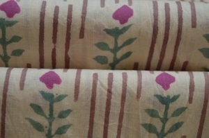 Tela de Algodón Ligera Estampada a Mano de Jaipur para Decoración del Hogar, Diseño Floral con Ramas Verdes, Flores Rosas y Rayas Color Óxido para Niños - Product Image 4