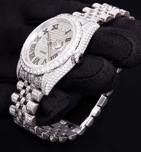 Reloj de Diamantes de Acero Inoxidable Plateado de Alta Demanda con Detalles de Cristal y Correa de Acero Inoxidable Disponible para Exportación - Product Image 6