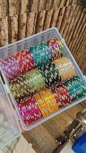 Pulseras de gelatina Tikki de calidad premium con 16 pulseras de estilo Kashmiri, perfectas para bodas y ocasiones festivas. - Product Image 4