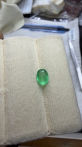 Esmeralda Colombiana Natural Certificada de 7x5 MM, Corte Ovalado, Color Verde Intenso, Piedra Preciosa Suelta de 0.98 Quilates - Product Image 2