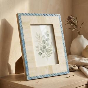 Cadre photo en bois fait main avec incrustation en résine tissée bleu indigo et ivoire, décoration élégante et contemporaine - Product Image 1