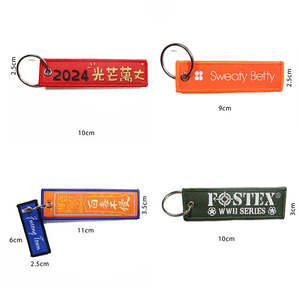 Porte-clés brodé artistique fait main en tissu - Product Image 1