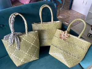 กระเป๋าชายหาดสานจากหญ้าทะเล งานฝีมือ วัสดุ: หญ้าทะเลธรรมชาติ; ใช้: สำหรับทริปวันหยุดสุดสัปดาห์; แหล่งกำเนิด: งานฝีมือทำมือจากเวียดนาม - Product Image 4