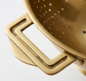 Colador de Metal Dorado con Asas Perforadas con Diseño de Estrella y Base de Pedestal para Frutas y Verduras - Product Image 2