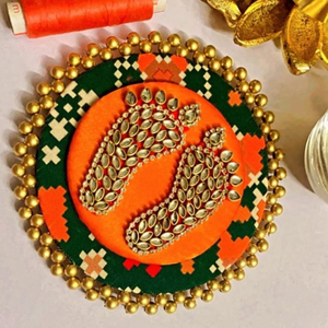 Laxmi Charan Tradicional India para Decoración de Festivales |   Decoración Religiosa Hecha a Mano para el Hogar |   Huellas de Diosa Bordadas - Product Image 1
