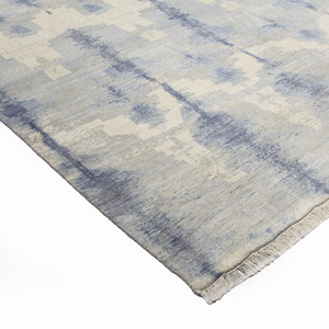 Alfombra de Área de Ikat de Lana y Seda Anudada a Mano, Suave, Azul Cielo y Marfil, Geométrica, Desgastada, Moderna, para Sala de Estar - Product Image 1