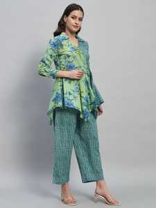 Set coordinato di design con motivo a righe abbinate a pantaloni a lunghezza caviglia, per un outfit perfetto e una scelta deliberata sul tuo look. - Product Image 5