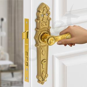 Poignée de porte en métal magnifiquement conçue qui ajoute instantanément une élégance et une robustesse intemporelles à toute entrée. - Product Image 4