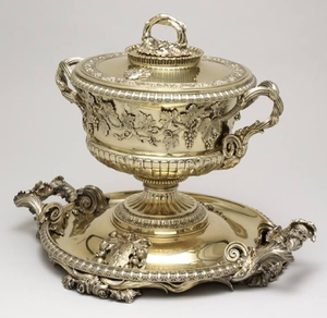 Soupière vintage en argent avec motif de vigne et plateau de présentation assorti. Ce set est disponible à prix de gros. - Product Image 1