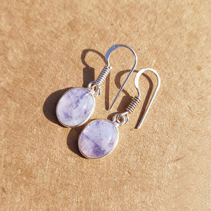 Boucles d'oreilles créoles en laiton avec pierres précieuses naturelles, faites à la main, forme classique, bijoux tendance pour le quotidien, les fêtes et les mariages – Grande Vente - Product Image 3