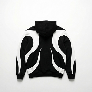 Hoodie oversize avec détails de panneaux superposés et silhouette audacieuse, conçu pour les marques de streetwear avant-gardistes. - Product Image 3