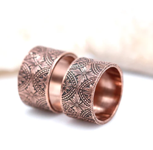 Bague magnétique en cuivre unisexe, bijou traditionnel ayurvédique de guérison, avec motif tressé en fil et bordure plaquée - Product Image 5